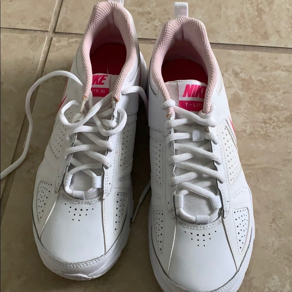 Nike sneaker NEW NEVER WORN